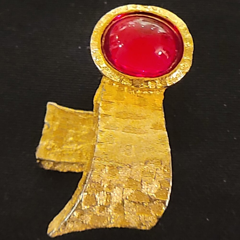 RARE VINTAGE CROWN TRIFARI TEXTURED GOLD AND RED CABUCHON STONE CLIP EARRINGS